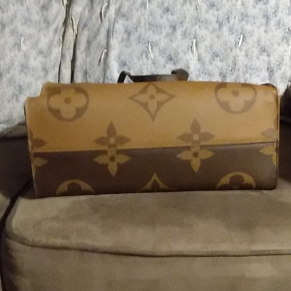 Louis Vuitton On The Go reverse label Tote - Picture 9 of 9